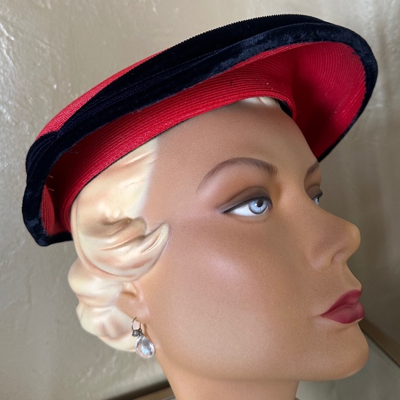 FESTIVE 1950s\' RED STRAW PLATTER HAT WITH NAVY VELOUR EDGING main image 7